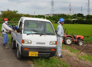 2021年度 コスモスの種を蒔く作業中 写真3枚目