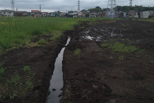 休耕地の水はけがよくなるように排水溝の増設作業 写真1枚目