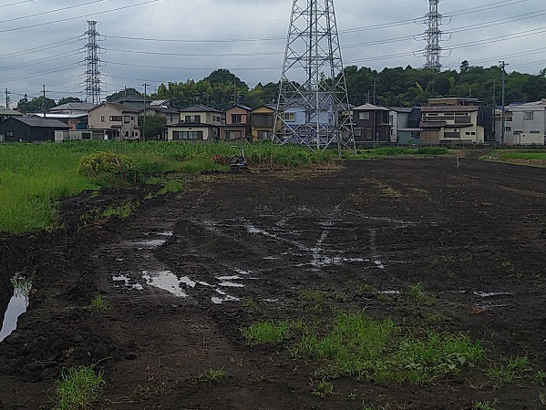 休耕地の水はけがよくなるように排水溝の増設作業 写真2枚目