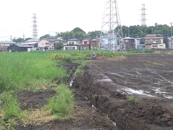 休耕地の水はけがよくなるように排水溝の増設作業 写真3枚目