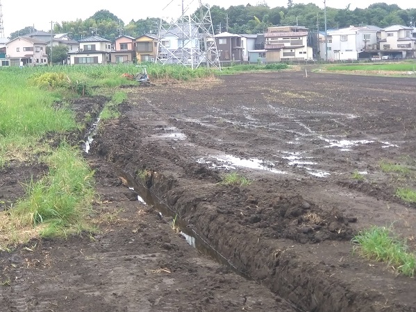 休耕地の水はけがよくなるように排水溝の増設作業 写真4枚目