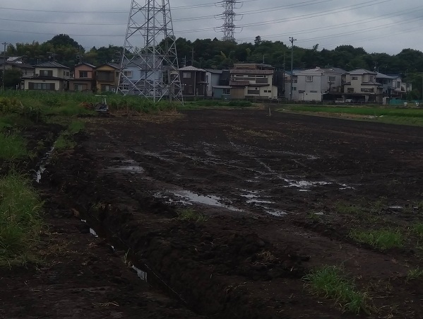 休耕地の水はけがよくなるように排水溝の増設作業 写真5枚目