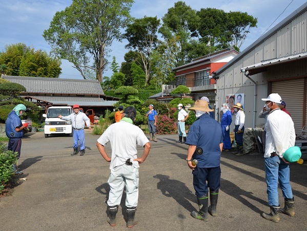 2022年度 鹿室農家親睦会の皆さんの協力を得て鹿室のコスモス畑にコスモスの種を蒔くときの様子 写真1枚目