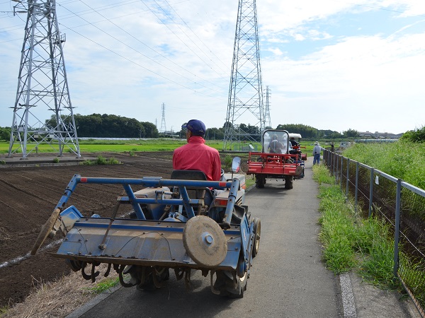 2022年度 鹿室農家親睦会の皆さんの協力を得て鹿室のコスモス畑にコスモスの種を蒔くときの様子 写真7枚目