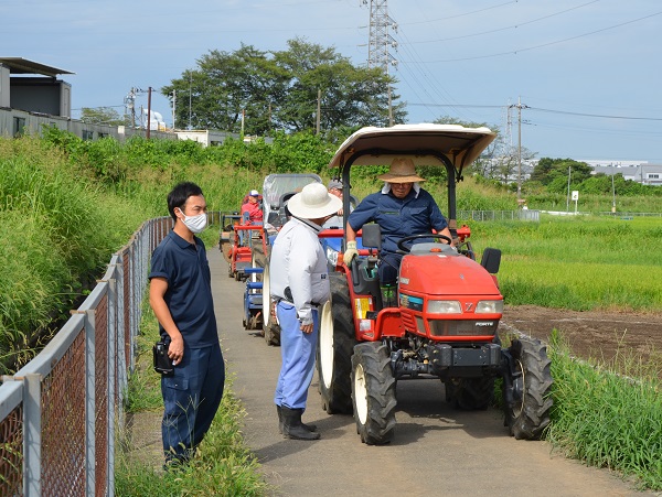 2022年度 鹿室農家親睦会の皆さんの協力を得て鹿室のコスモス畑にコスモスの種を蒔くときの様子 写真10枚目