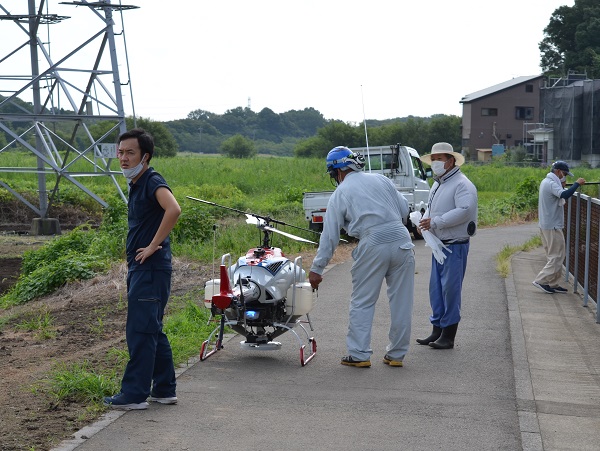 2022年度 鹿室農家親睦会の皆さんの協力を得て鹿室のコスモス畑にコスモスの種を蒔くときの様子 写真16枚目