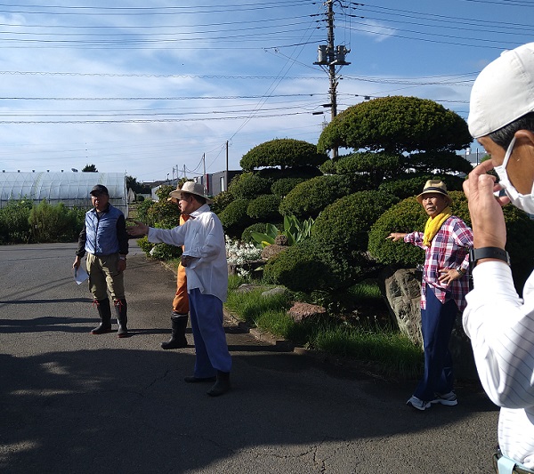 鹿室コスモス 2023年度 第１回目のコスモスの除草作業をしているところの写真1枚目