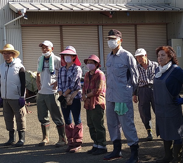 鹿室コスモス 2023年度 第１回目のコスモスの除草作業をしているところの写真4枚目