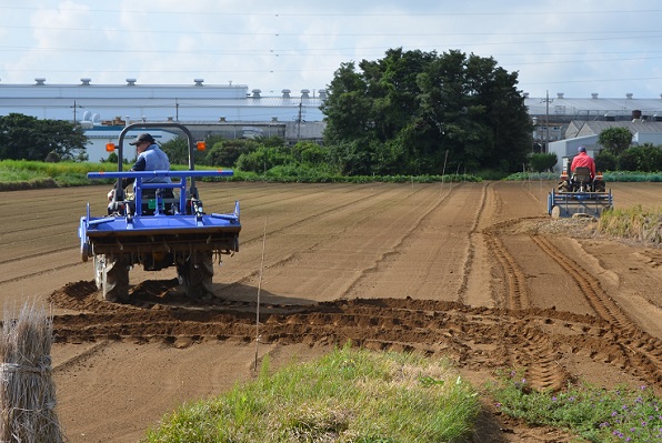 鹿室コスモス 2023年度のコスモス畑の種蒔き準備のために休耕の田んぼをトラクターで耕作作業を実施した画像2枚目