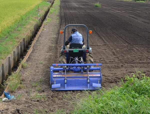 鹿室コスモス 2023年度のコスモス畑の種蒔き準備のために休耕の田んぼをトラクターで耕作作業を実施した画像4枚目