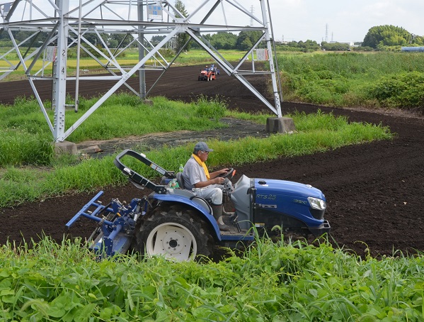 鹿室コスモス 2023年度のコスモス畑の種蒔き準備のために休耕の田んぼをトラクターで耕作作業を実施した画像6枚目