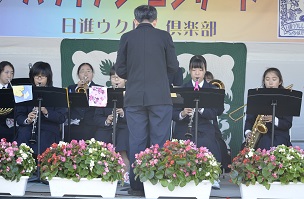 2018年度鹿室コスモス祭り 地元慈恩寺中学の吹奏楽部の演奏中の写真1枚目