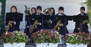 2018年度鹿室コスモス祭り 地元慈恩寺中学の吹奏楽部の演奏中の写真