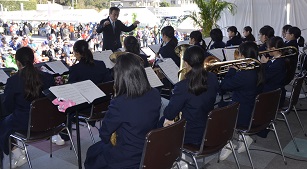 2018年度鹿室コスモス祭り 地元慈恩寺中学の吹奏楽部の演奏中の写真6枚目