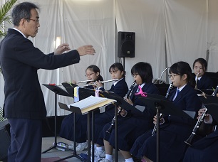 2018年度鹿室コスモス祭り 地元慈恩寺中学の吹奏楽部の演奏中の写真9枚目