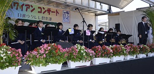 2018年度鹿室コスモス祭り 地元慈恩寺中学の吹奏楽部の演奏中の写真10枚目