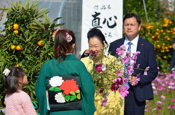 鹿室のコスモス見学に2023年11月3日に土屋復興大臣がいらっしゃいましたのでその様子を撮影した写真5枚目