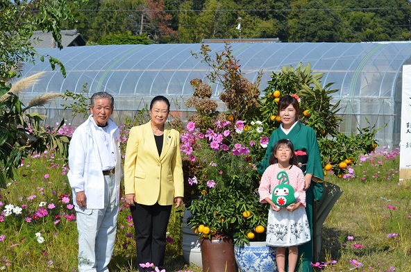 鹿室のコスモス見学に2023年11月3日に土屋復興大臣がいらっしゃいましたのでその様子を撮影した写真11枚目