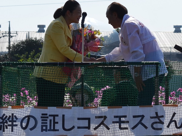 鹿室のコスモス見学に2023年11月3日に土屋復興大臣がいらっしゃいましたのでその様子を撮影した写真16枚目