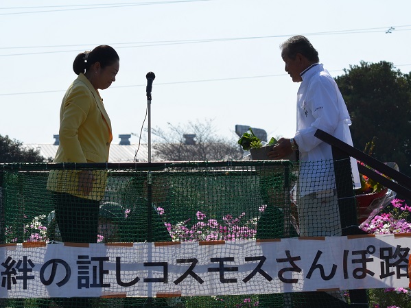 鹿室のコスモス見学に2023年11月3日に土屋復興大臣がいらっしゃいましたのでその様子を撮影した写真17枚目