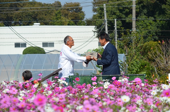 鹿室のコスモス見学に2023年11月3日に土屋復興大臣がいらっしゃいましたのでその様子を撮影した写真22枚目