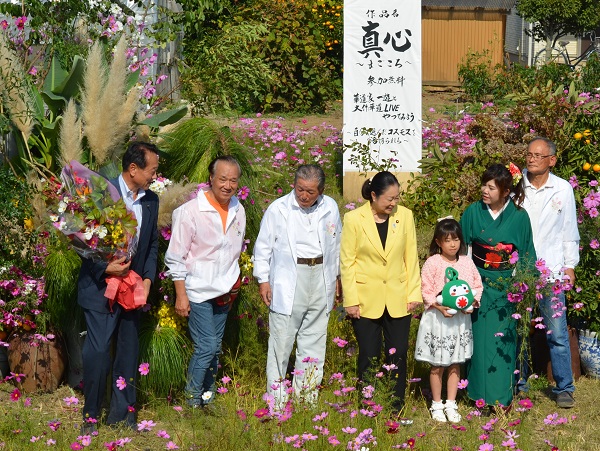 鹿室のコスモス見学に2023年11月3日に土屋復興大臣がいらっしゃいましたのでその様子を撮影した写真25枚目