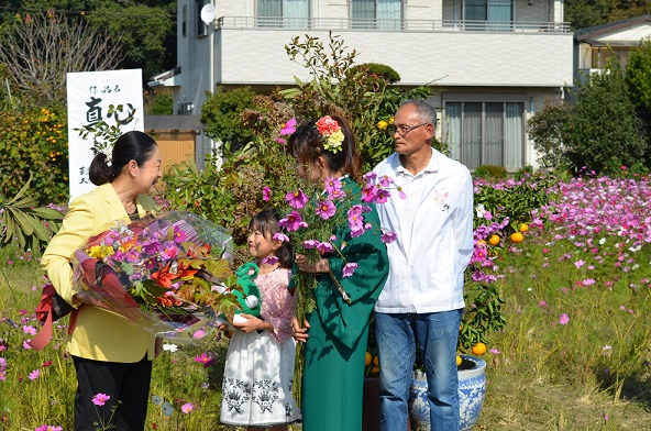 鹿室のコスモス見学に2023年11月3日に土屋復興大臣がいらっしゃいましたのでその様子を撮影した写真26枚目