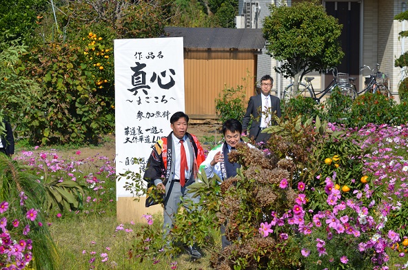 鹿室のコスモス見学にさいたま市の市長がいらっしゃいましたのでその様子を撮影した写真1枚目