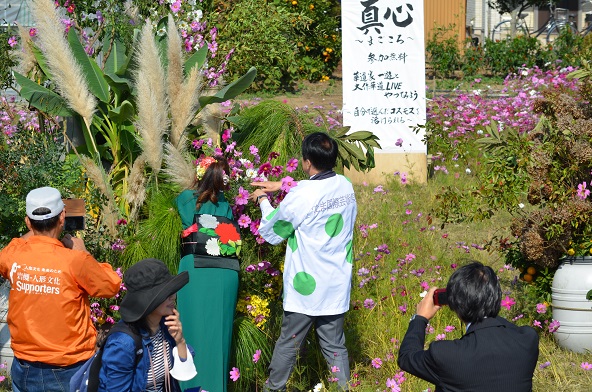 鹿室のコスモス見学にさいたま市の市長がいらっしゃいましたのでその様子を撮影した写真8枚目