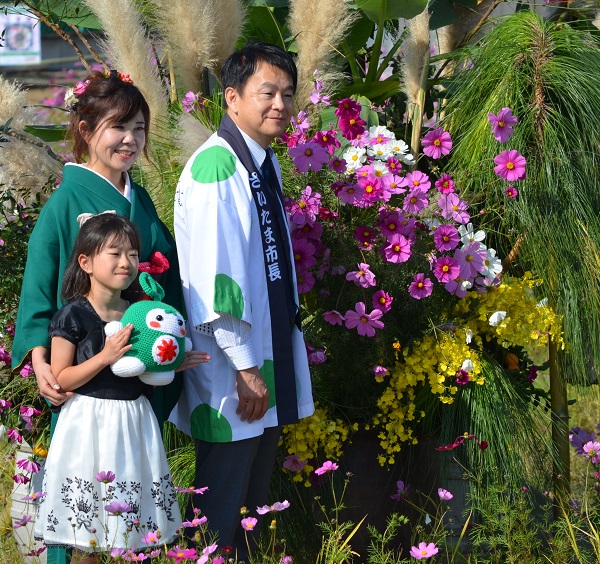 鹿室のコスモス見学にさいたま市の市長がいらっしゃいましたのでその様子を撮影した写真9枚目