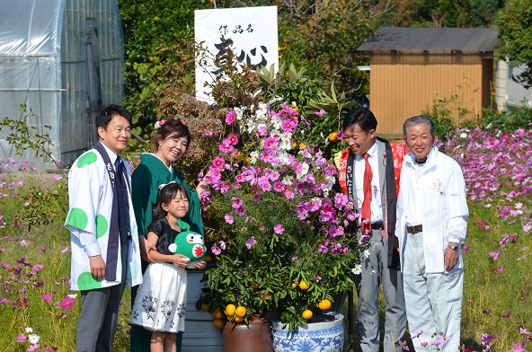 鹿室のコスモス見学にさいたま市の市長がいらっしゃいましたのでその様子を撮影した写真12枚目