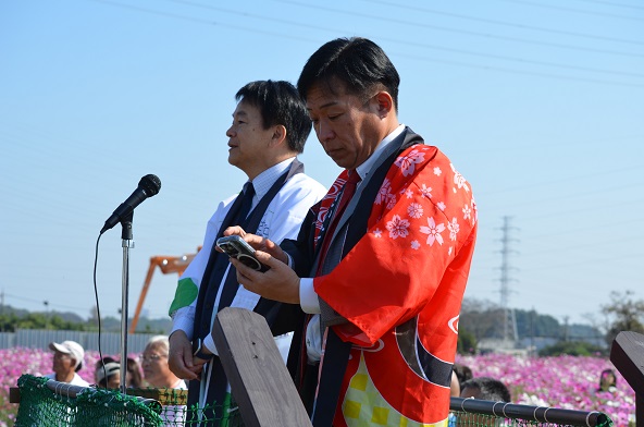 鹿室のコスモス見学にさいたま市の市長がいらっしゃいましたのでその様子を撮影した写真14枚目