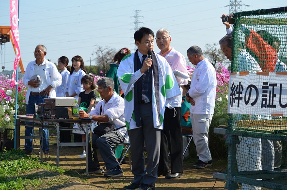 鹿室のコスモス見学にさいたま市の市長がいらっしゃいましたのでその様子を撮影した写真15枚目