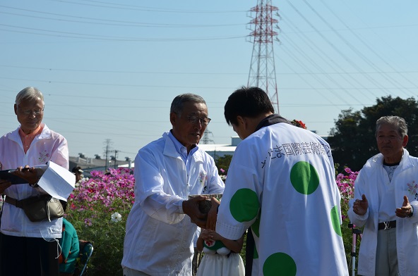 鹿室のコスモス見学にさいたま市の市長がいらっしゃいましたのでその様子を撮影した写真17枚目