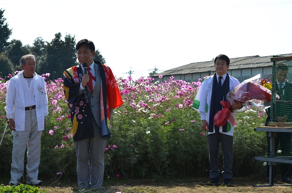 鹿室のコスモス見学にさいたま市の市長がいらっしゃいましたのでその様子を撮影した写真20枚目