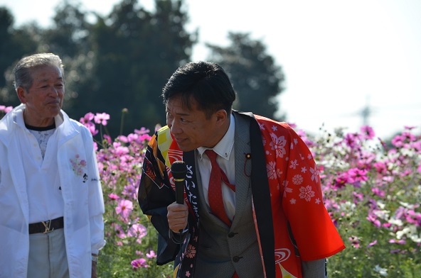 鹿室のコスモス見学にさいたま市の市長がいらっしゃいましたのでその様子を撮影した写真22枚目