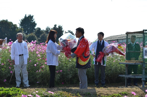 鹿室のコスモス見学にさいたま市の市長がいらっしゃいましたのでその様子を撮影した写真23枚目