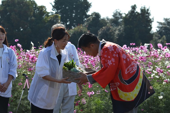 鹿室のコスモス見学にさいたま市の市長がいらっしゃいましたのでその様子を撮影した写真25枚目