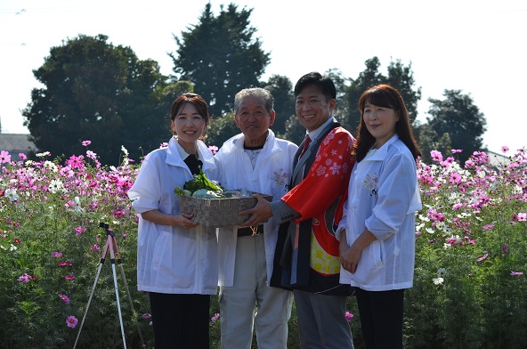 鹿室のコスモス見学にさいたま市の市長がいらっしゃいましたのでその様子を撮影した写真27枚目