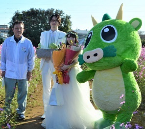 2020年10月31日 鹿室コスモス畑で結婚写真撮影が行われましたそのうちの写真6枚目