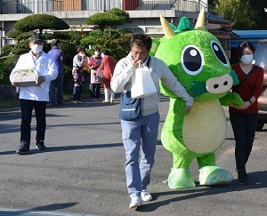 2020年10月31日 鹿室コスモス畑で結婚写真撮影が行われましたそのうちの写真1枚目