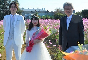 2020年10月31日 鹿室コスモス畑で結婚写真撮影が行われましたそのうちの写真5枚目