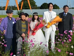 2020年10月31日 鹿室コスモス畑で結婚写真撮影が行われましたそのうちの写真8枚目