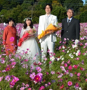 2020年10月31日 鹿室コスモス畑で結婚写真撮影が行われましたそのうちの写真9枚目