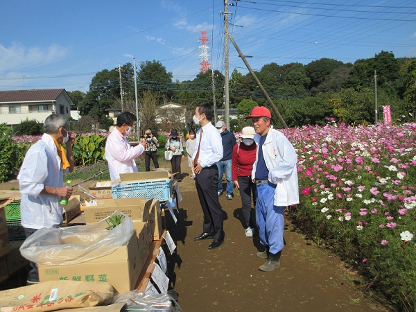 鹿室コスモス 2022年11月3日 村井ひでき議員との記念写真3枚目