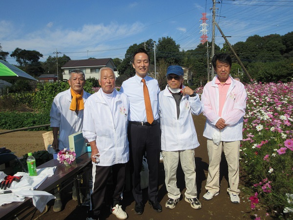 鹿室コスモス 2022年11月3日 村井ひでき議員との記念写真5枚目