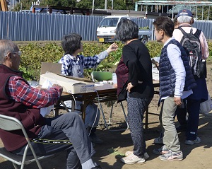 2018年度鹿室コスモス祭り会場付近の芋堀風景の写真5枚目