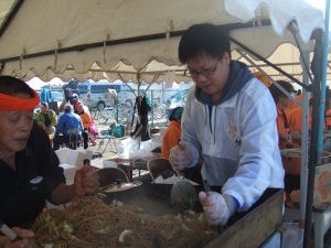 2016年度鹿室コスモス祭りで焼きそばを焼いている写真。