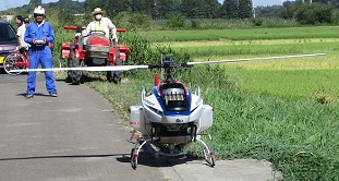 2018年度鹿室コスモス祭りへの準備が始まりました。8月26日に2018年度コスモス祭りになるコスモス畑にリモコンヘリでコスモスの種を蒔いている写真6枚目。