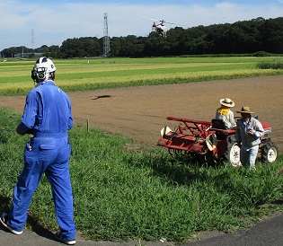 2018年度鹿室コスモス祭りへの準備が始まりました。8月26日に2018年度コスモス祭りになるコスモス畑にリモコンヘリでコスモスの種を蒔いている写真7枚目。